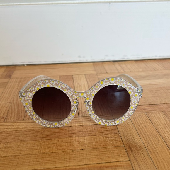 Accessories - Clear Round Sunglasses with White Daisies